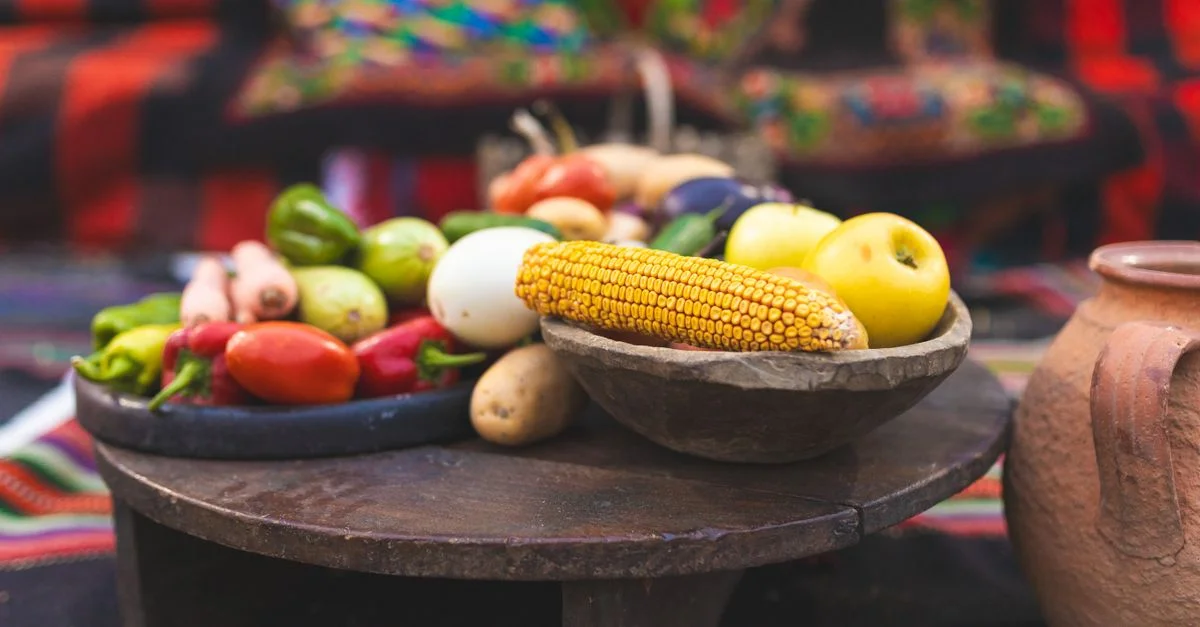 Un assortiment coloré de fruits et légumes sur une table en bois rustique, capturant l'essence des produits frais.
