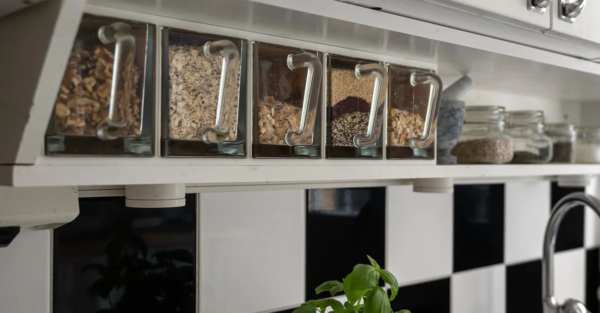 Conteneurs en verre avec des grains sur une étagère de cuisine, parfaits pour l'inspiration de rangement.