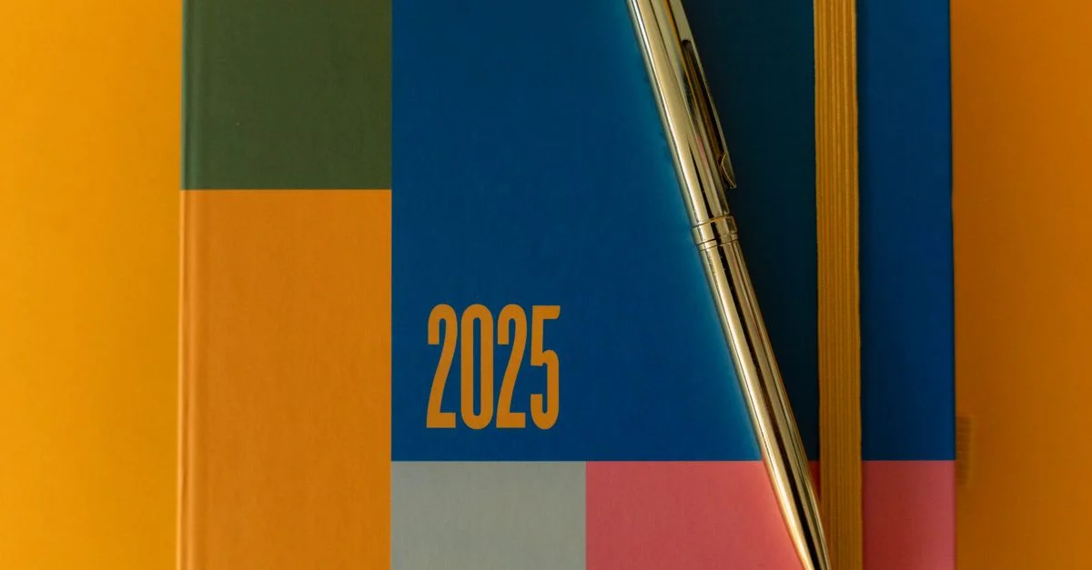 Un planificateur 2025 vibrant avec un stylo sur un fond coloré, idéal pour l'organisation.